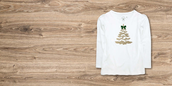 Kinder T-Shirt mit gold glitzerndem Weihnachtsbaum und grüner Samtschleife als Motiv
